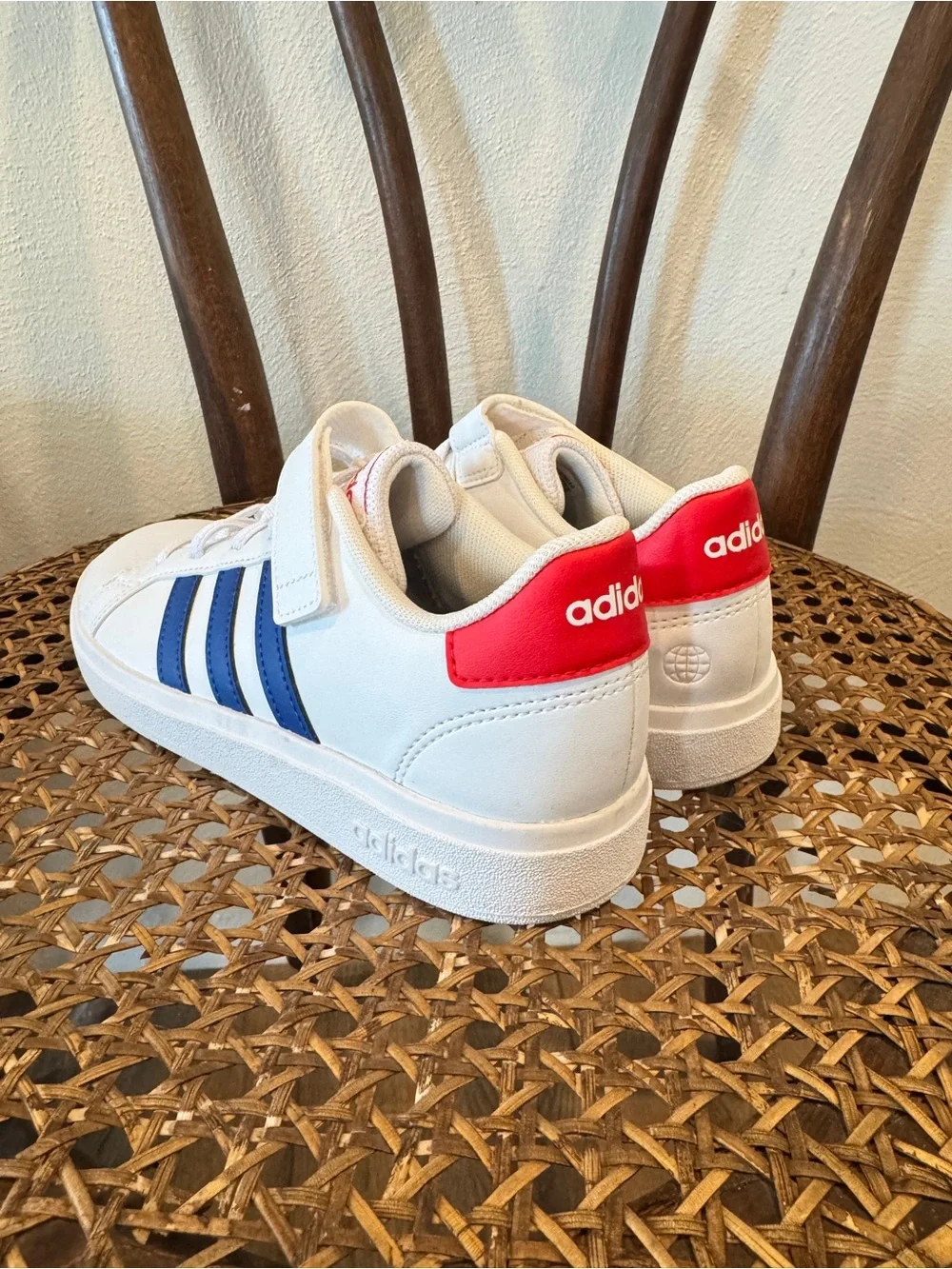 NWOB Adidas Grand Court 2.0 White Blue Red Gender Neutral Youth 2.5